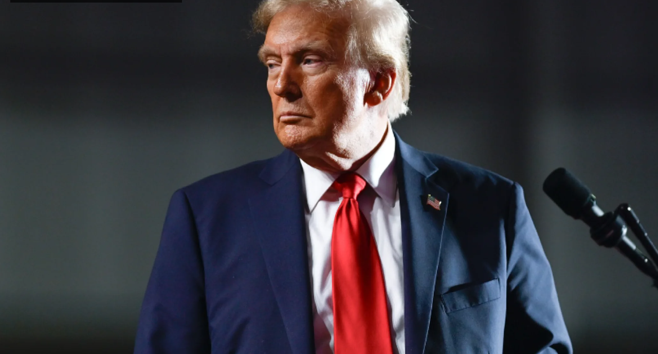 Карма, або недбалість? Трамп ледве не впав під час підйому на борт літака (відео) Карма, або недбалість? Трамп ледве не впав під час підйому на борт літака (відео)