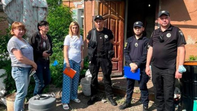 На Харківщині поліцейські вилучили 13-річну дитину з неблагополучної родини На Харківщині поліцейські вилучили 13-річну дитину з неблагополучної родини