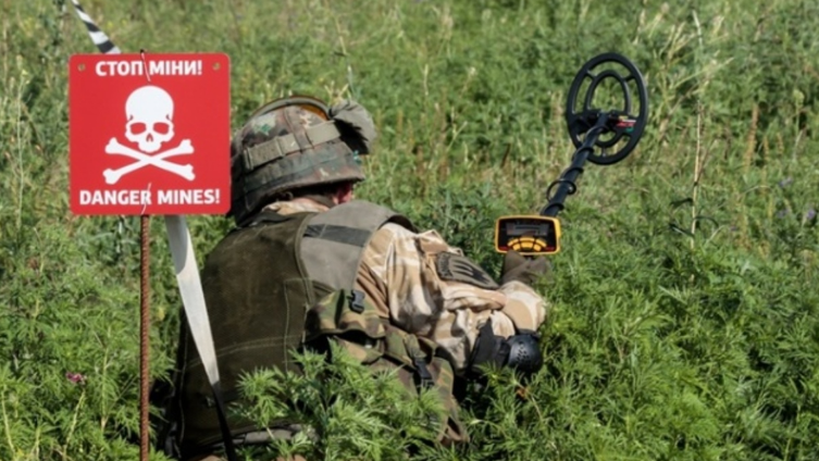 Російський дрон атакував саперів ДСНС під Ізюмом. Російський дрон атакував саперів ДСНС під Ізюмом.