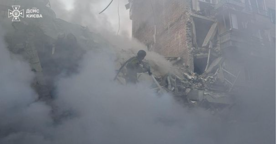 У Києві на місці ракетного удару деблокували тіло людини У Києві на місці ракетного удару деблокували тіло людини