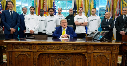 Трамп зустрівся з футболістами "Ювентуса" в Овальному кабінеті: Мережа вибухнула мемами Трамп зустрівся з футболістами "Ювентуса" в Овальному кабінеті: Мережа вибухнула мемами