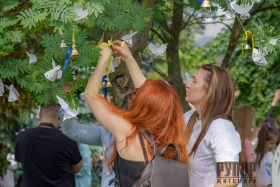 «Тиша, що говорить»: У Житомирі вшанували пам’ять дітей, загиблих у війні «Тиша, що говорить»: У Житомирі вшанували пам’ять дітей, загиблих у війні