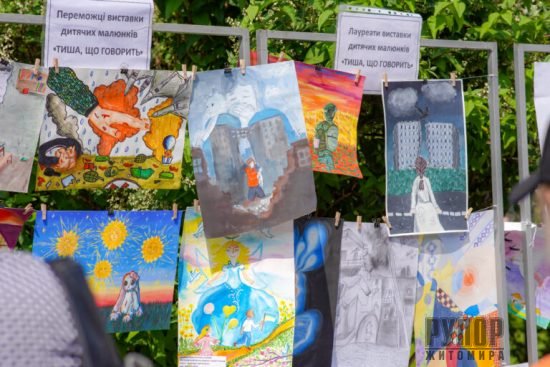 «Тиша, що говорить»: У Житомирі вшанували пам’ять дітей, загиблих у війні «Тиша, що говорить»: У Житомирі вшанували пам’ять дітей, загиблих у війні