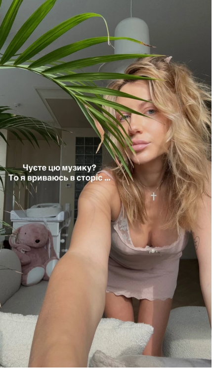 Нікітюк у пеньюарі показала, як виглядає її тіло через 9 днів після пологів. Фото Нікітюк у пеньюарі показала, як виглядає її тіло через 9 днів після пологів. Фото