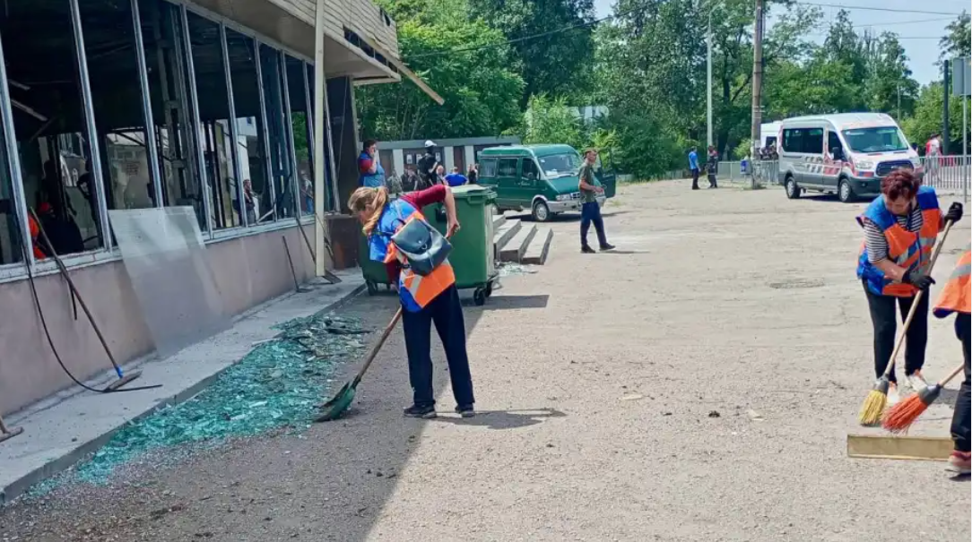 У Дніпрі зросла кількість загиблих та постраждалих від ударів РФ У Дніпрі зросла кількість загиблих та постраждалих від ударів РФ
