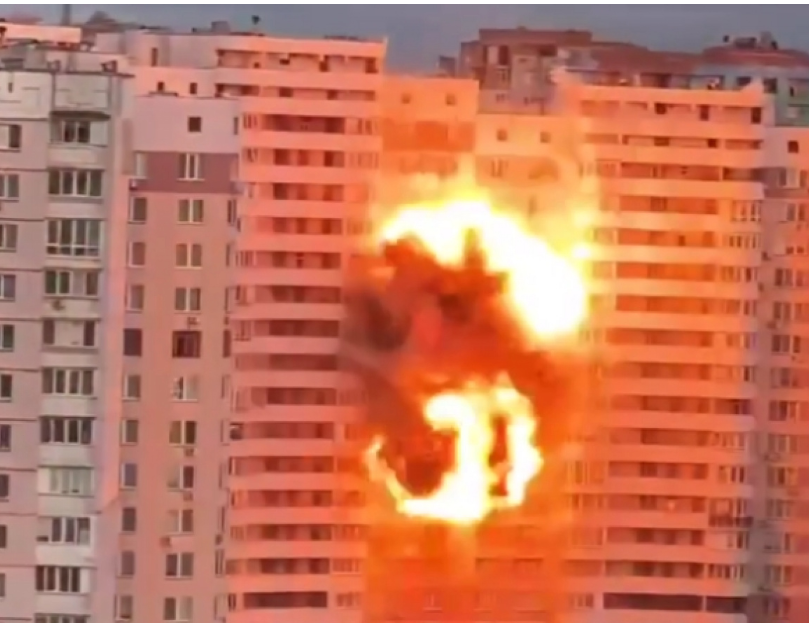 Удар «Шахеда» в київську багатоповерхівку потрапив на відео Удар «Шахеда» в київську багатоповерхівку потрапив на відео