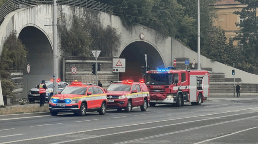 Палаюче авто заблокувало тунель у Празі. Палаюче авто заблокувало тунель у Празі.