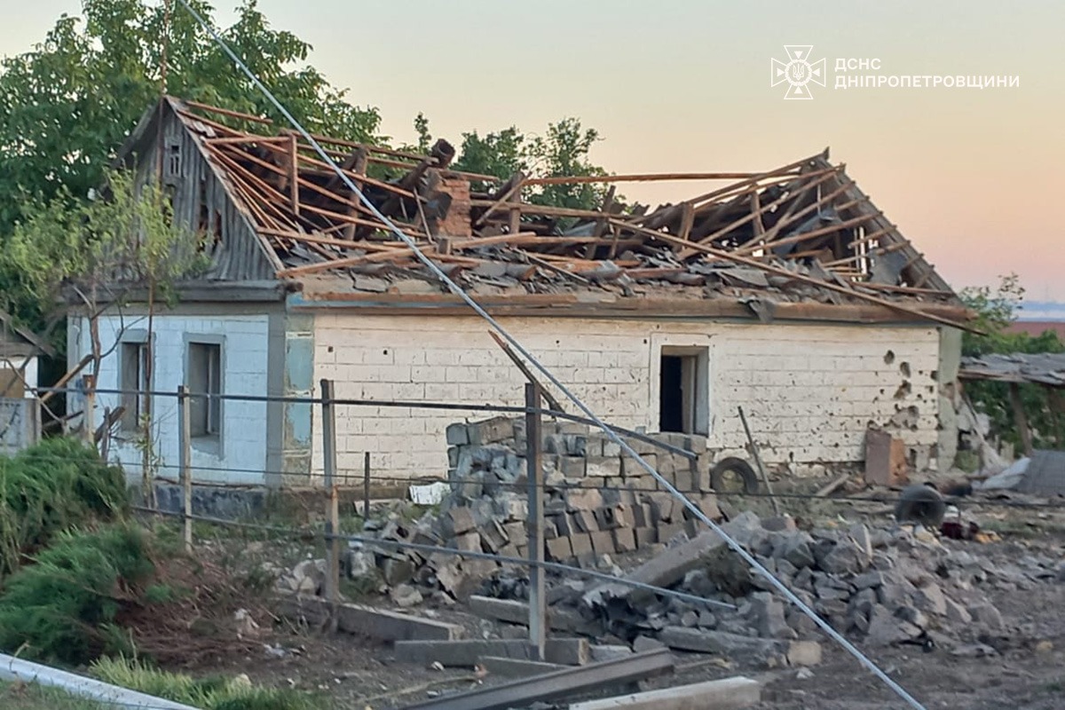На Дніпропетровщині російський КАБ знищив оселю рятувальника, який відпочивав вдома На Дніпропетровщині російський КАБ знищив оселю рятувальника, який відпочивав вдома