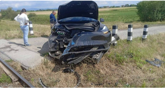 Водій Tesla в’їхав у потяг на переїзді: в "Укрзалізниці" потролили "порушника" ПДР Водій Tesla в’їхав у потяг на переїзді: в "Укрзалізниці" потролили "порушника" ПДР