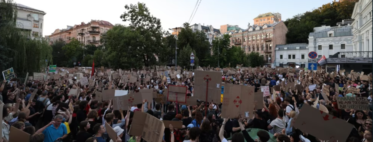 Тисячі людей вийшли на вулиці: другий день протестів у Києві (фотогалерея) Тисячі людей вийшли на вулиці: другий день протестів у Києві (фотогалерея)