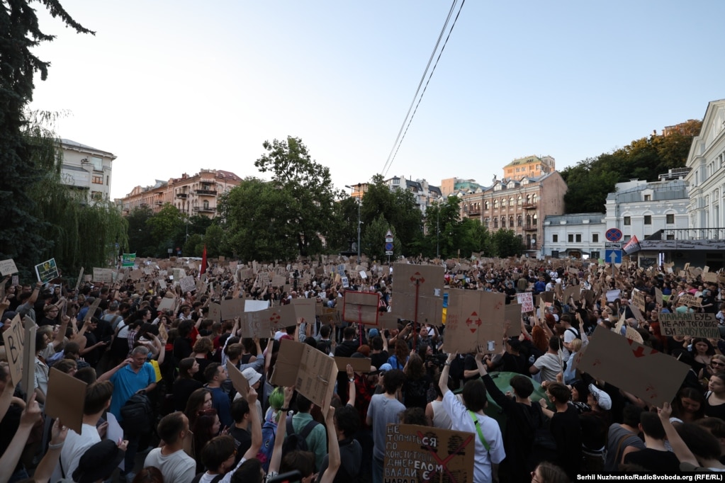 Тисячі людей вийшли на вулиці: другий день протестів у Києві (фотогалерея) Тисячі людей вийшли на вулиці: другий день протестів у Києві (фотогалерея)