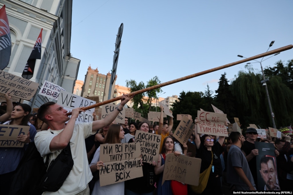 Тисячі людей вийшли на вулиці: другий день протестів у Києві (фотогалерея) Тисячі людей вийшли на вулиці: другий день протестів у Києві (фотогалерея)