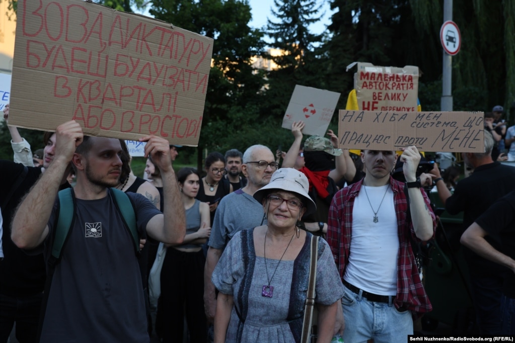 Тисячі людей вийшли на вулиці: другий день протестів у Києві (фотогалерея) Тисячі людей вийшли на вулиці: другий день протестів у Києві (фотогалерея)