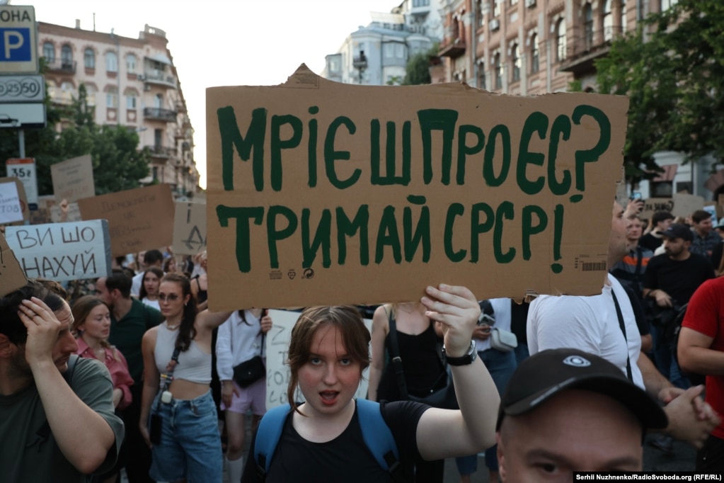 Тисячі людей вийшли на вулиці: другий день протестів у Києві (фотогалерея) Тисячі людей вийшли на вулиці: другий день протестів у Києві (фотогалерея)