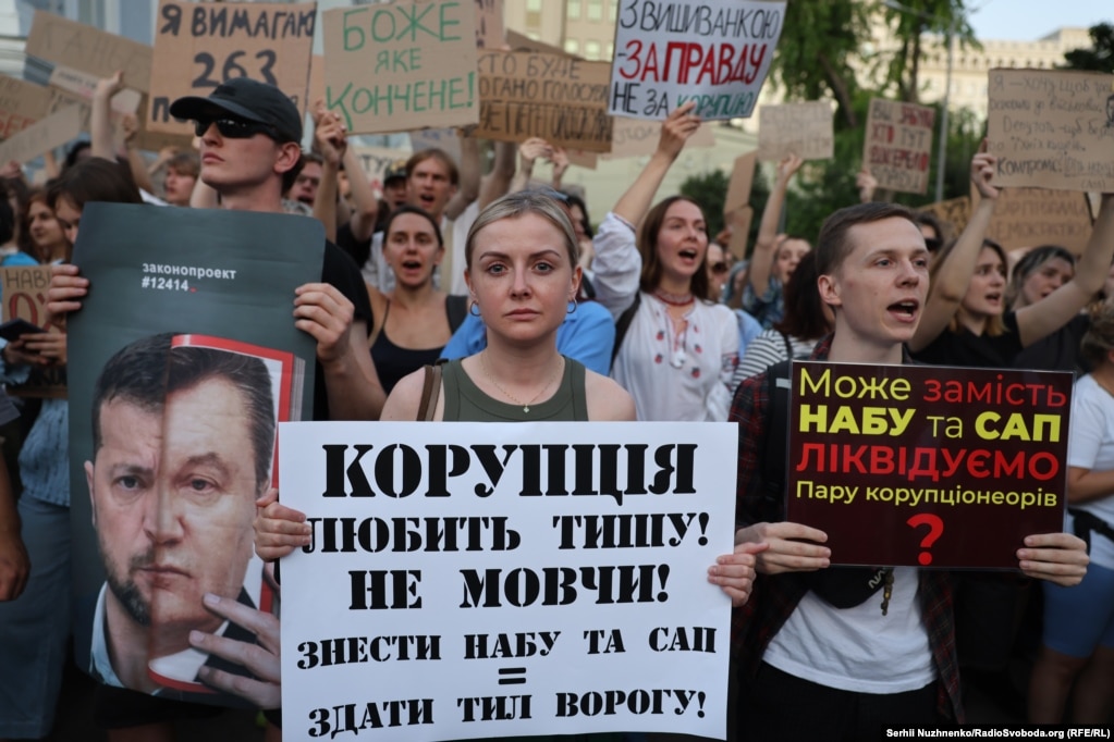 Тисячі людей вийшли на вулиці: другий день протестів у Києві (фотогалерея) Тисячі людей вийшли на вулиці: другий день протестів у Києві (фотогалерея)