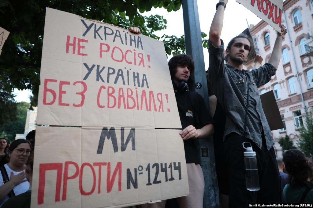 Тисячі людей вийшли на вулиці: другий день протестів у Києві (фотогалерея) Тисячі людей вийшли на вулиці: другий день протестів у Києві (фотогалерея)