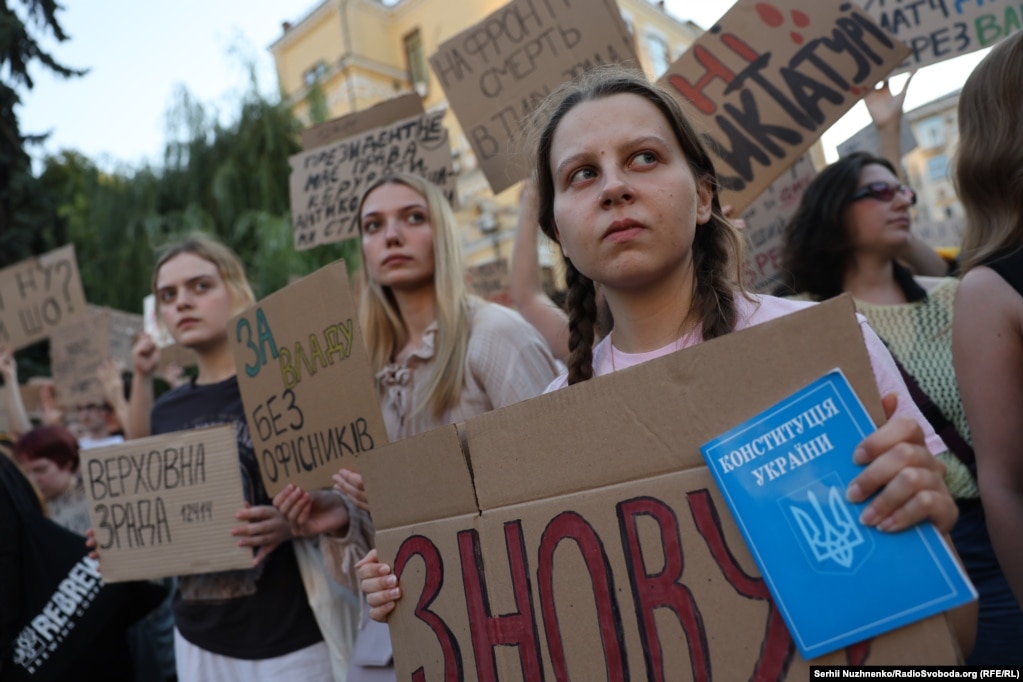Тисячі людей вийшли на вулиці: другий день протестів у Києві (фотогалерея) Тисячі людей вийшли на вулиці: другий день протестів у Києві (фотогалерея)
