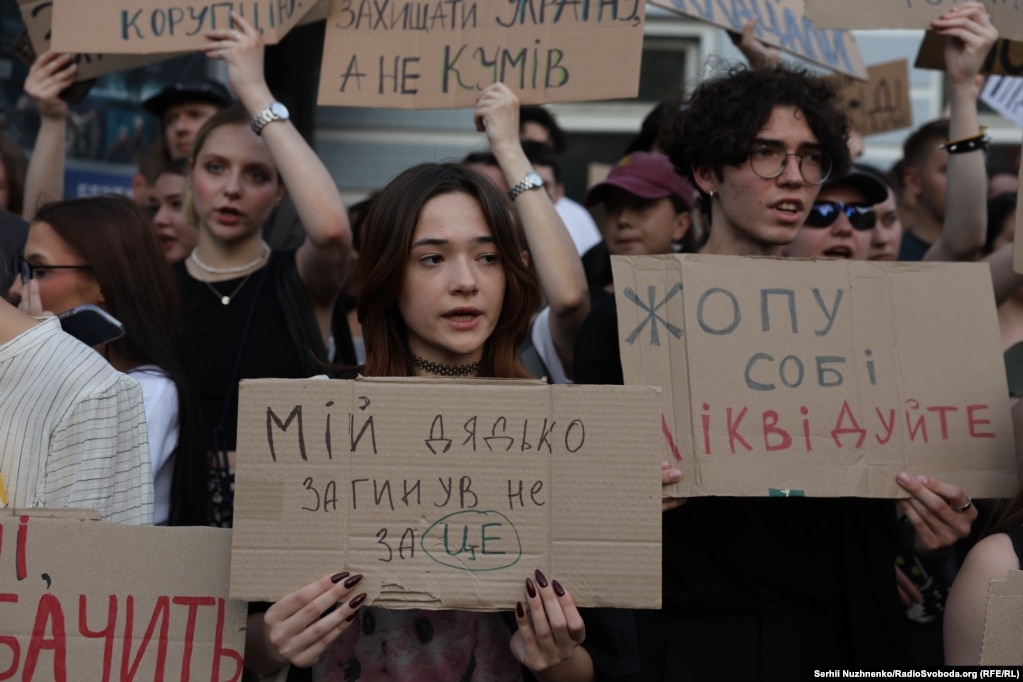 Тисячі людей вийшли на вулиці: другий день протестів у Києві (фотогалерея) Тисячі людей вийшли на вулиці: другий день протестів у Києві (фотогалерея)
