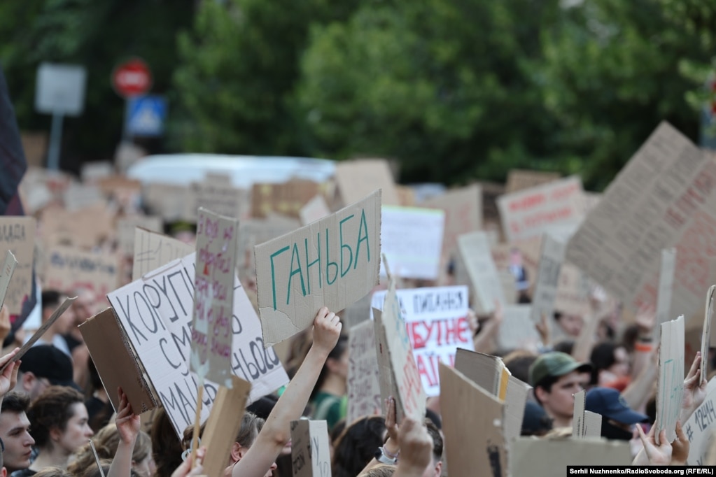 Тисячі людей вийшли на вулиці: другий день протестів у Києві (фотогалерея) Тисячі людей вийшли на вулиці: другий день протестів у Києві (фотогалерея)