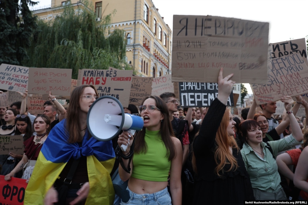 Тисячі людей вийшли на вулиці: другий день протестів у Києві (фотогалерея) Тисячі людей вийшли на вулиці: другий день протестів у Києві (фотогалерея)