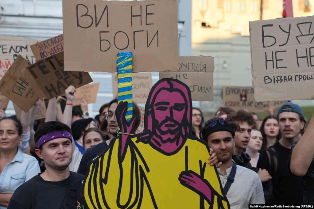 Тисячі людей вийшли на вулиці: другий день протестів у Києві (фотогалерея) Тисячі людей вийшли на вулиці: другий день протестів у Києві (фотогалерея)