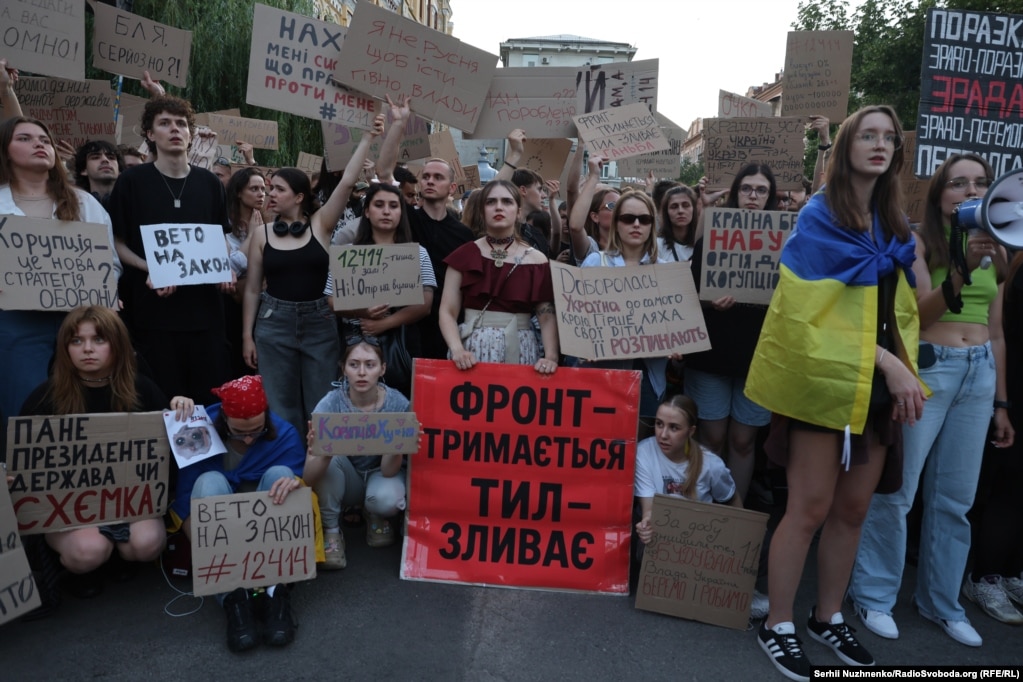 Тисячі людей вийшли на вулиці: другий день протестів у Києві (фотогалерея) Тисячі людей вийшли на вулиці: другий день протестів у Києві (фотогалерея)