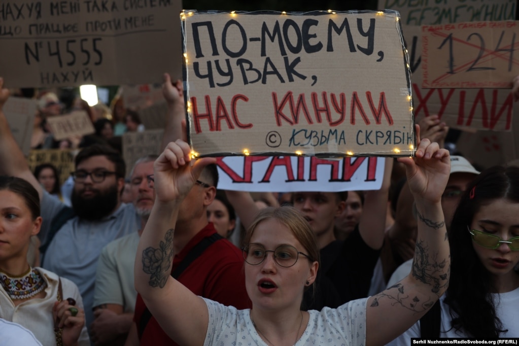 Тисячі людей вийшли на вулиці: другий день протестів у Києві (фотогалерея) Тисячі людей вийшли на вулиці: другий день протестів у Києві (фотогалерея)