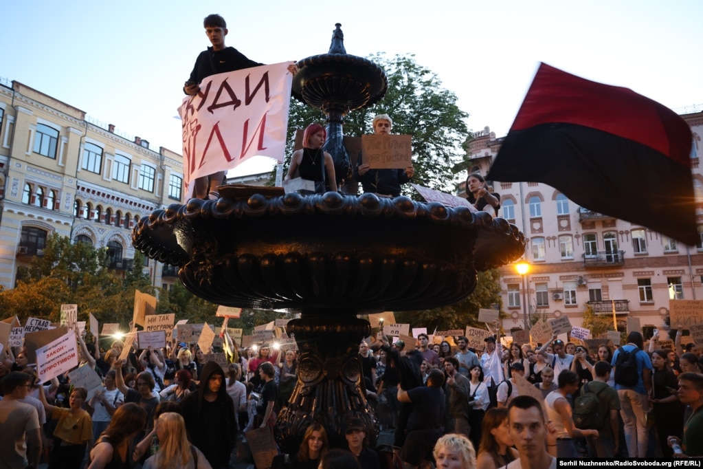 Тисячі людей вийшли на вулиці: другий день протестів у Києві (фотогалерея) Тисячі людей вийшли на вулиці: другий день протестів у Києві (фотогалерея)