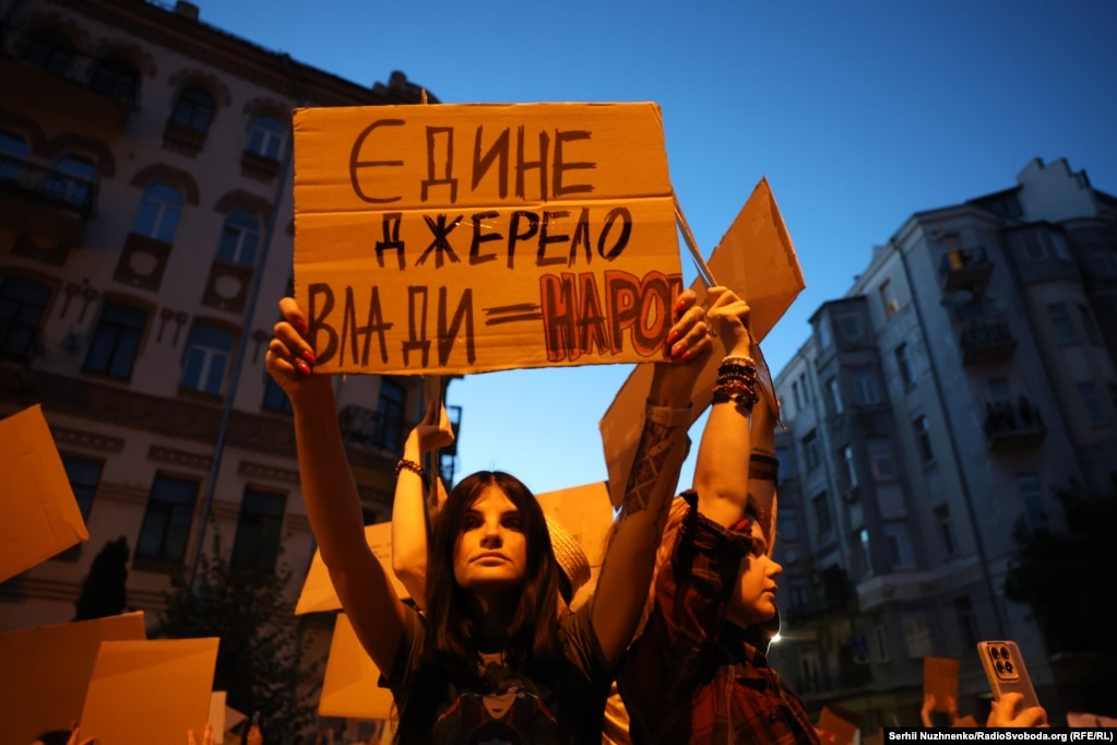 Тисячі людей вийшли на вулиці: другий день протестів у Києві (фотогалерея) Тисячі людей вийшли на вулиці: другий день протестів у Києві (фотогалерея)
