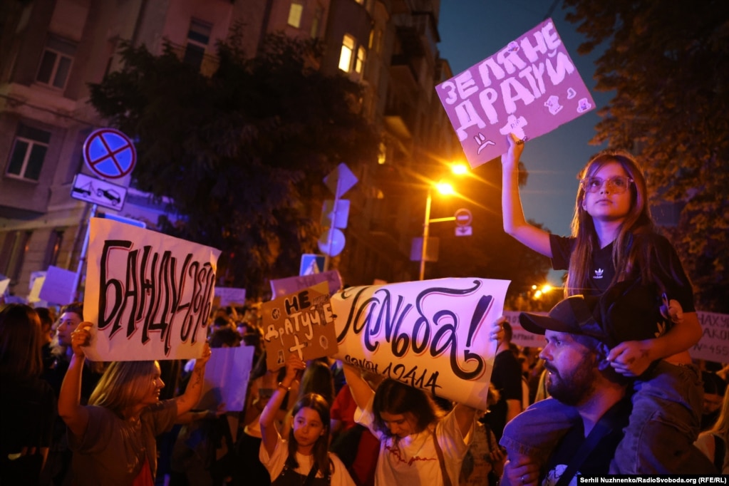 Тисячі людей вийшли на вулиці: другий день протестів у Києві (фотогалерея) Тисячі людей вийшли на вулиці: другий день протестів у Києві (фотогалерея)