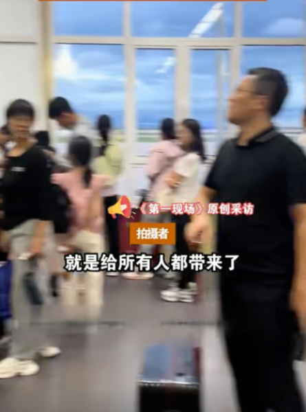 Жінку висадили з літака через відмову залишити розкішну сумочку під сидінням економкласу Жінку висадили з літака через відмову залишити розкішну сумочку під сидінням економкласу