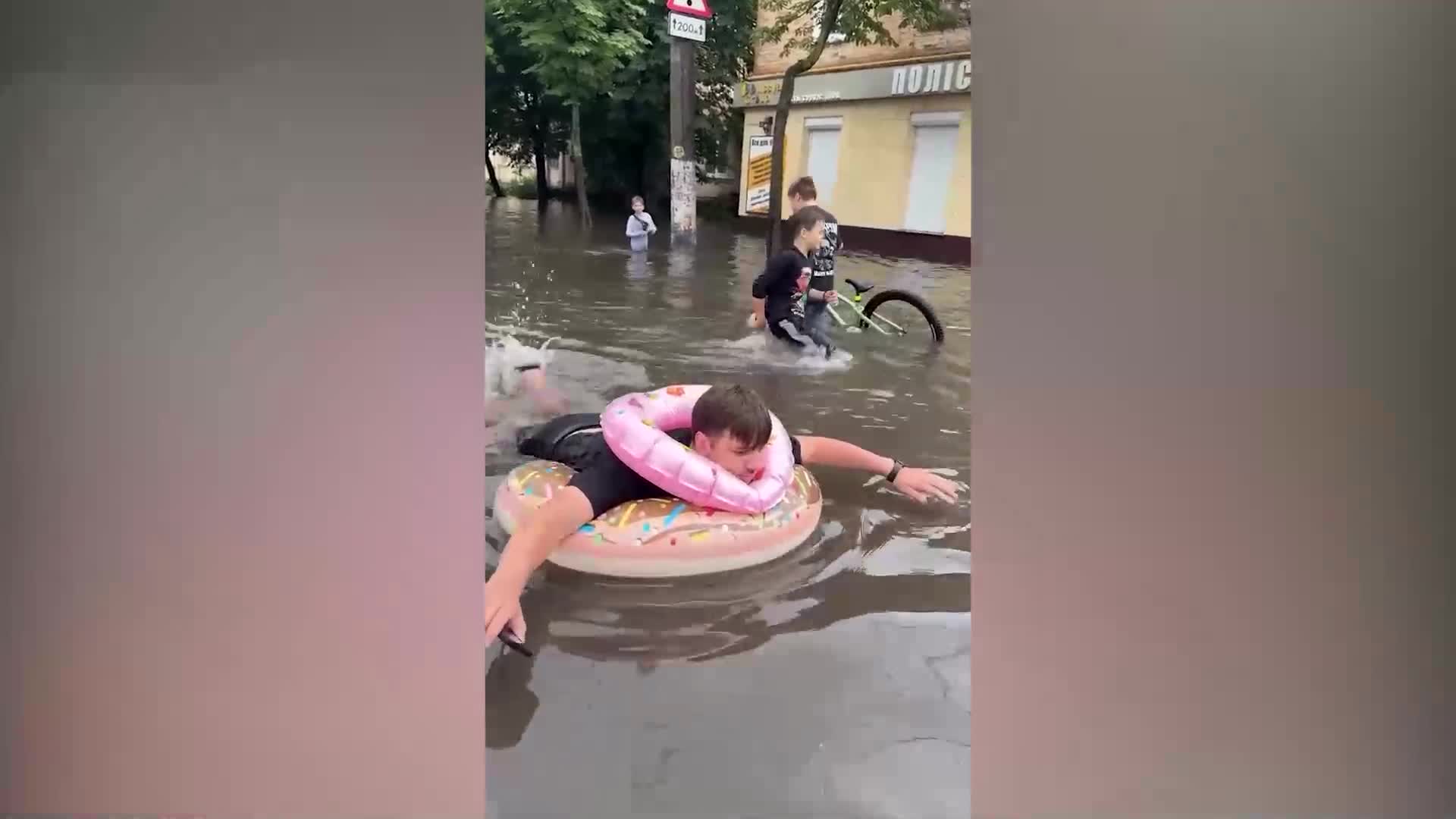 Житомир затопило: після злив люди плавали посеред вулиць та помітили зграї риб Житомир затопило: після злив люди плавали посеред вулиць та помітили зграї риб