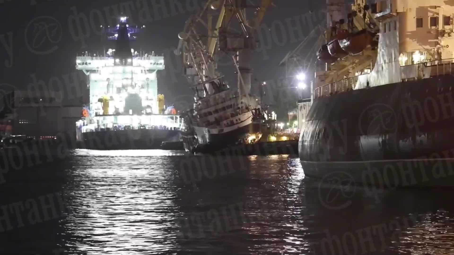 Поповнив підводний флот РФ: у Санкт-Петербурзі затонув буксир \"Капітан Ушаков\" (відео) Поповнив підводний флот РФ: у Санкт-Петербурзі затонув буксир \"Капітан Ушаков\" (відео)