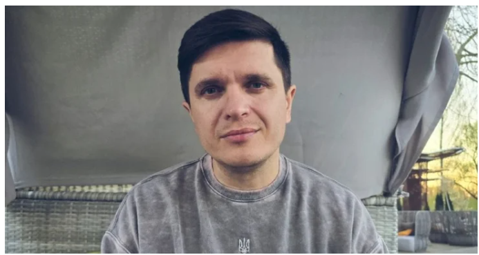 Відомий український ведучий дістав серйозну травму та показався в кріслі колісному Відомий український ведучий дістав серйозну травму та показався в кріслі колісному
