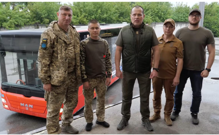 Бійці 72 бригади отримали автобус від "Української команди", - Артур Палатний Бійці 72 бригади отримали автобус від "Української команди", - Артур Палатний
