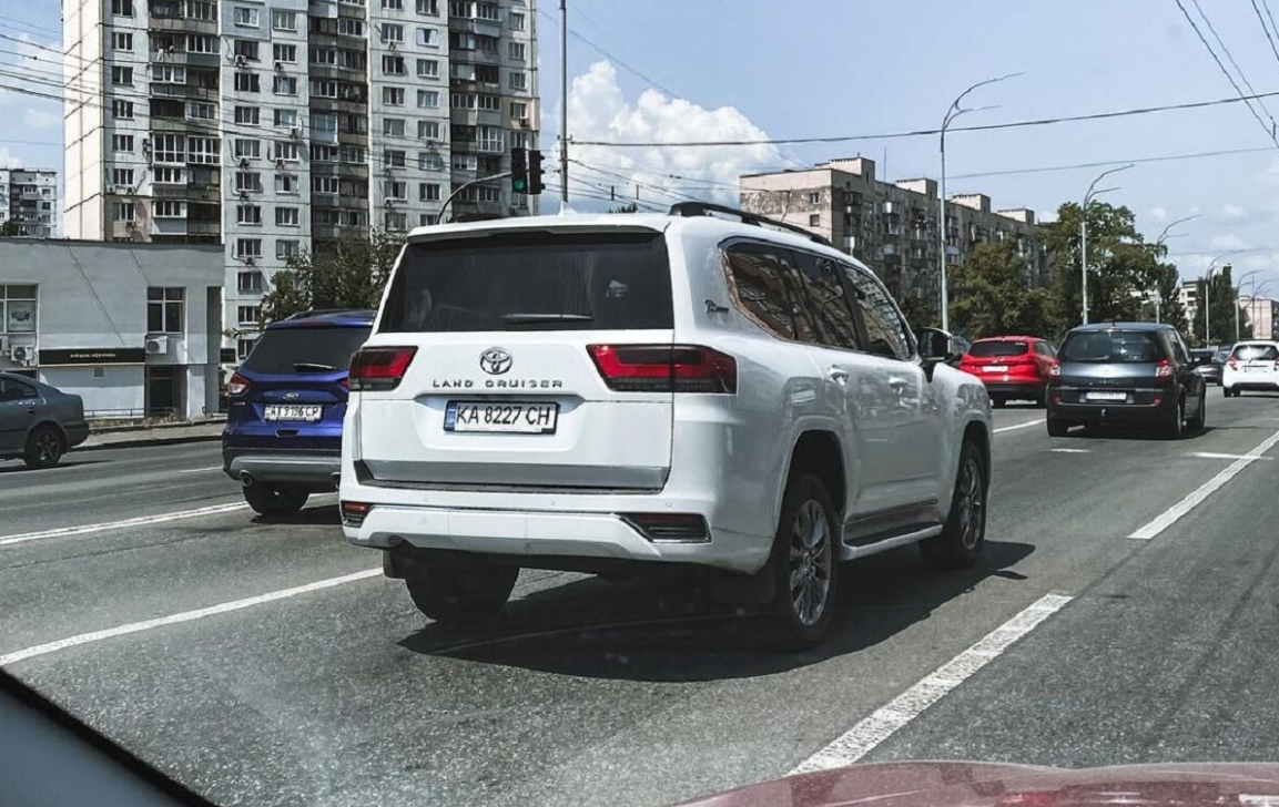 В Україні засвітився новий Toyota Land Cruiser 300 В Україні засвітився новий Toyota Land Cruiser 300