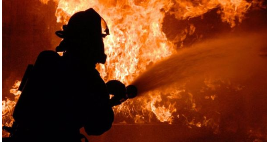 Масована атака: у Сумах понад 10 влучань, палають будинки Масована атака: у Сумах понад 10 влучань, палають будинки