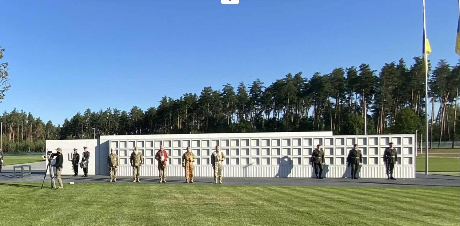 Під Києвом відкрили новий військовий цвинтар, місцеві жителі протестують Під Києвом відкрили новий військовий цвинтар, місцеві жителі протестують