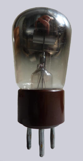 Фото 4.6. "Тип Е" Philips. Мiniwatt - з економічним торованим W катодом і розпилюваним (Mg? Ва?) Геттером Фото 4.6. "Тип Е" Philips. Мiniwatt - з економічним торованим W катодом і розпилюваним (Mg? Ва?) Геттером