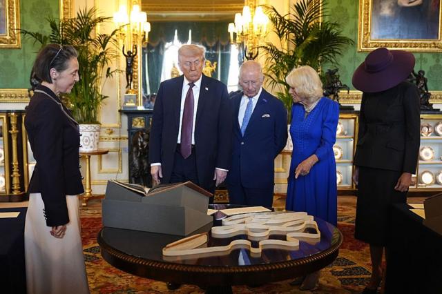 Меланія Трамп у капелюсі