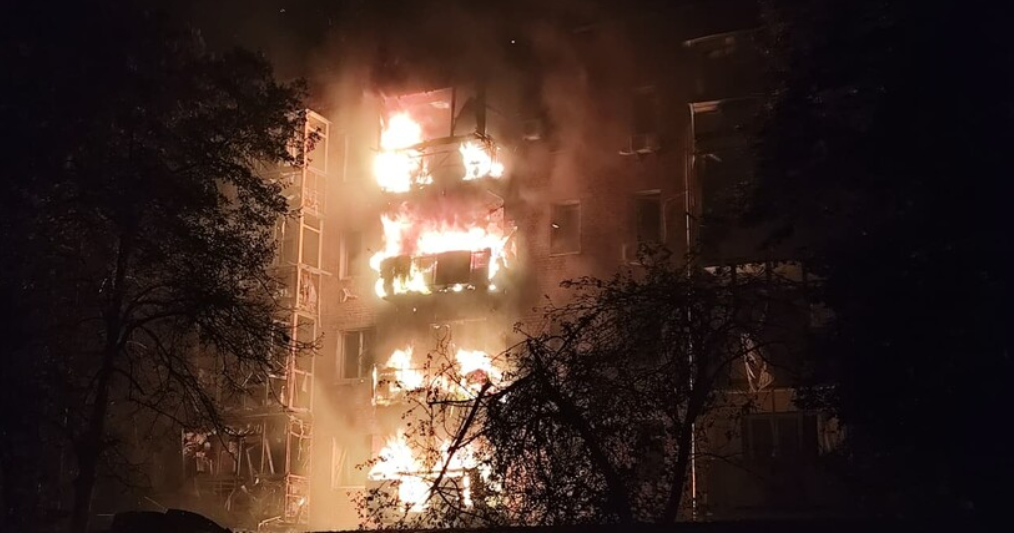 Росіяни дронами атакували Ніжин: влучили у "Нову пошту" та багатоповерхівку Росіяни дронами атакували Ніжин: влучили у "Нову пошту" та багатоповерхівку