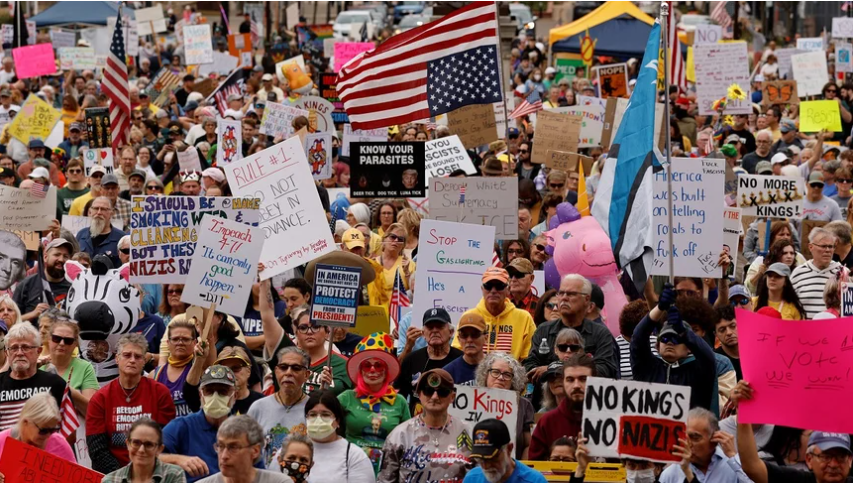 У США по всій країні протестували проти політики Трампа. Республіканці назвали мітинги «ненавистю до Америки» У США по всій країні протестували проти політики Трампа. Республіканці назвали мітинги «ненавистю до Америки»