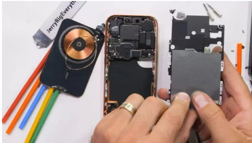 Блогер повністю розібрав новенький iPhone 17 Pro: що він побачив усередині Блогер повністю розібрав новенький iPhone 17 Pro: що він побачив усередині