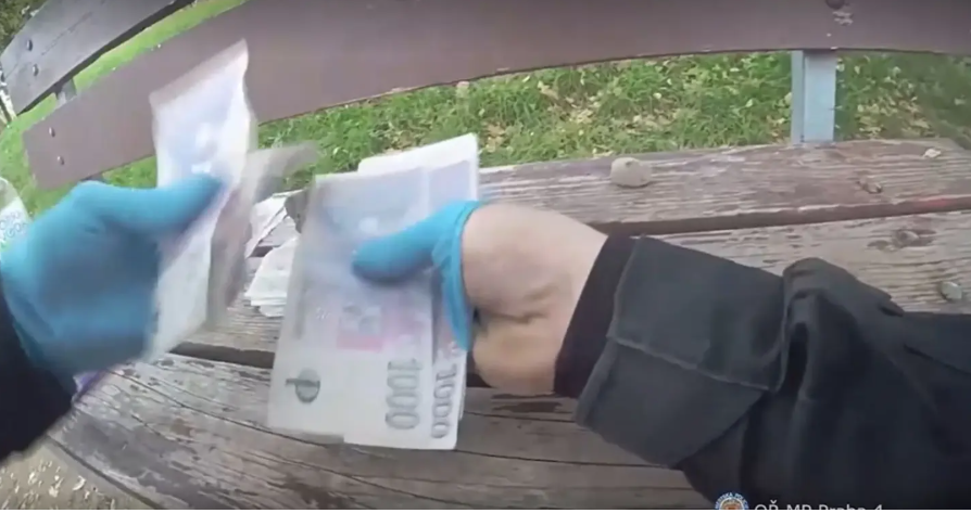 У Празі чоловік під наркотиками “подарував” перехожому 120 тисяч крон У Празі чоловік під наркотиками “подарував” перехожому 120 тисяч крон