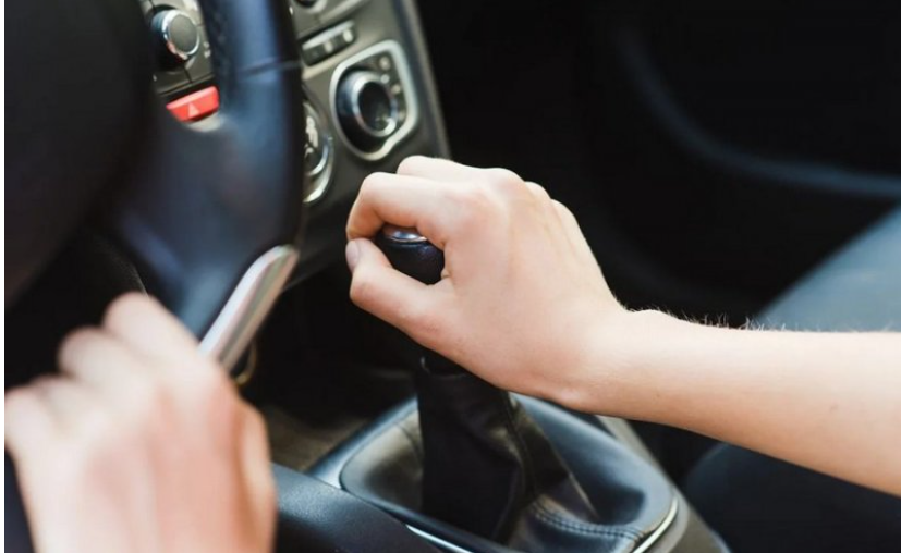 Чому водію не варто тримати руку на важелі перемикання передач Чому водію не варто тримати руку на важелі перемикання передач