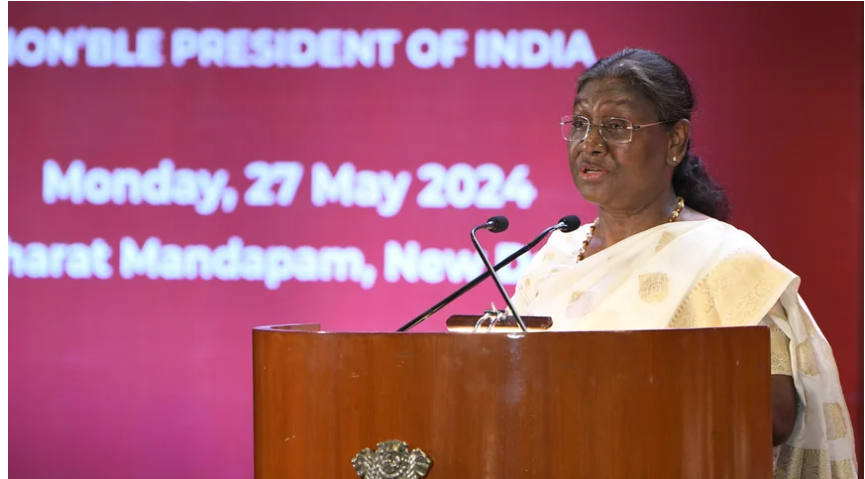 Гелікоптер, що перевозив президентку Індії, застряг на вертолітному майданчику у свіжому бетоні Гелікоптер, що перевозив президентку Індії, застряг на вертолітному майданчику у свіжому бетоні