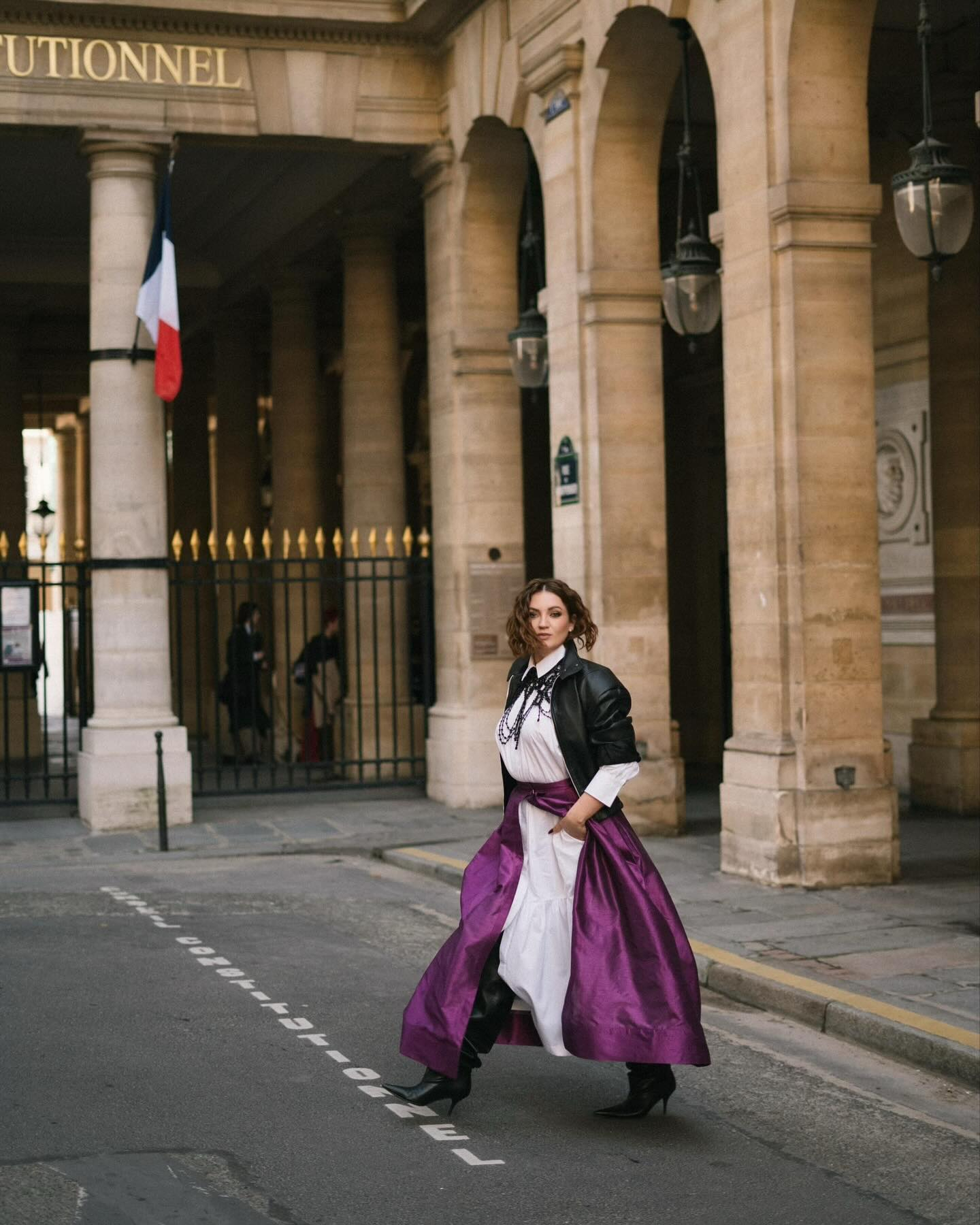 Співачка підібрала стильний лук для модної столиці Європи