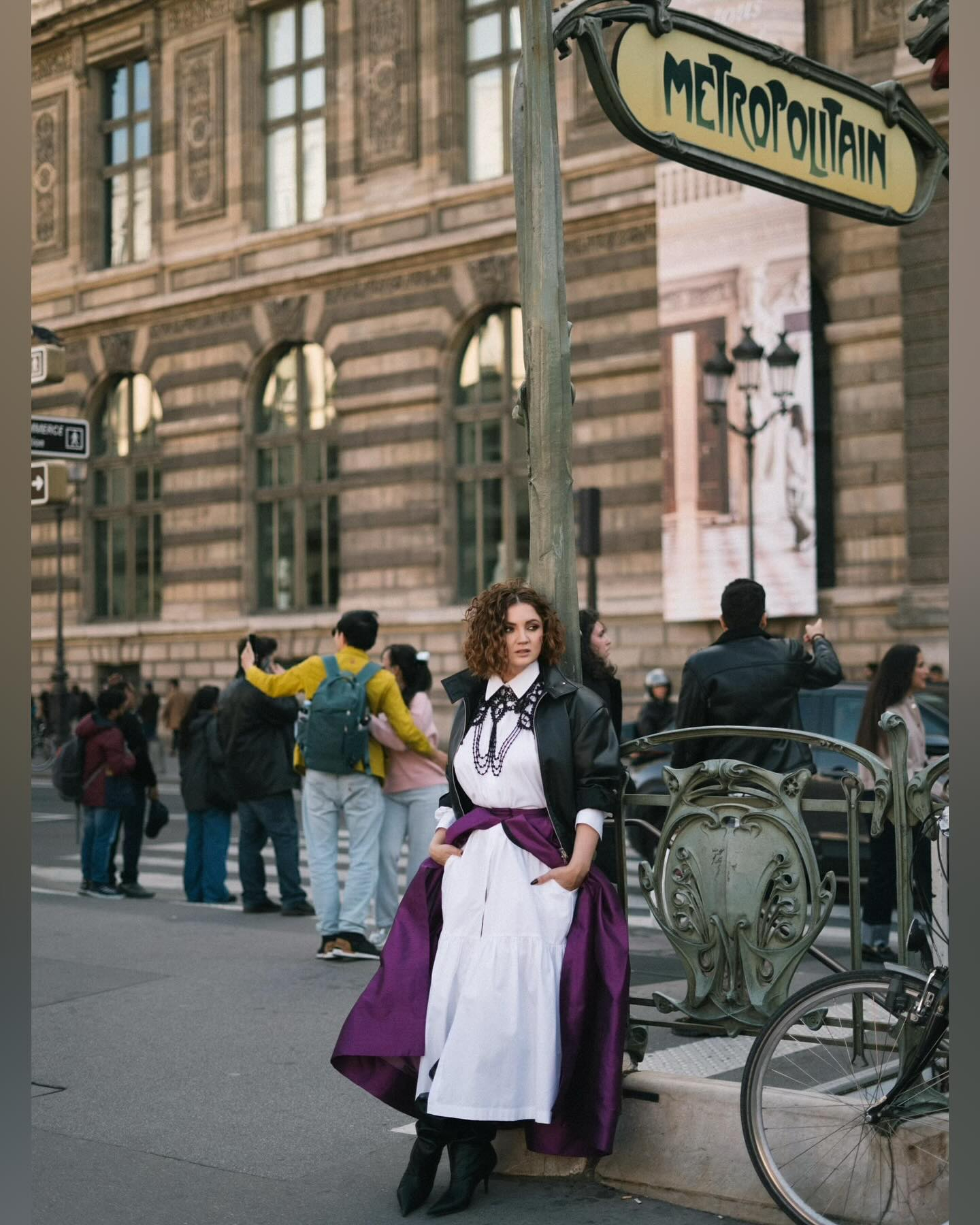 Оля Цибульська на вулиці в Парижі