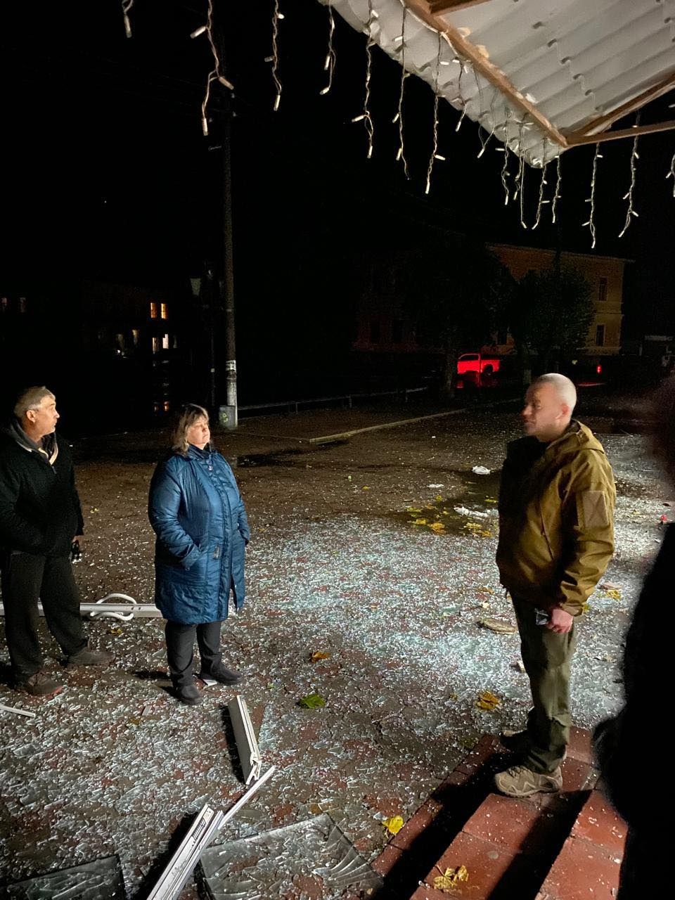 Окупанти вгатили по центральній площі Новгород-Сіверського: які наслідки Окупанти вгатили по центральній площі Новгород-Сіверського: які наслідки