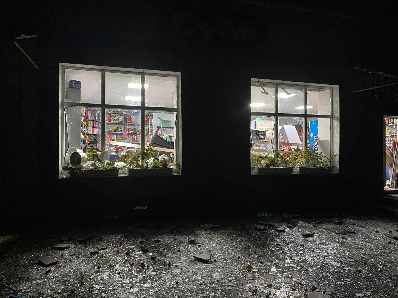 Окупанти вгатили по центральній площі Новгород-Сіверського: які наслідки Окупанти вгатили по центральній площі Новгород-Сіверського: які наслідки